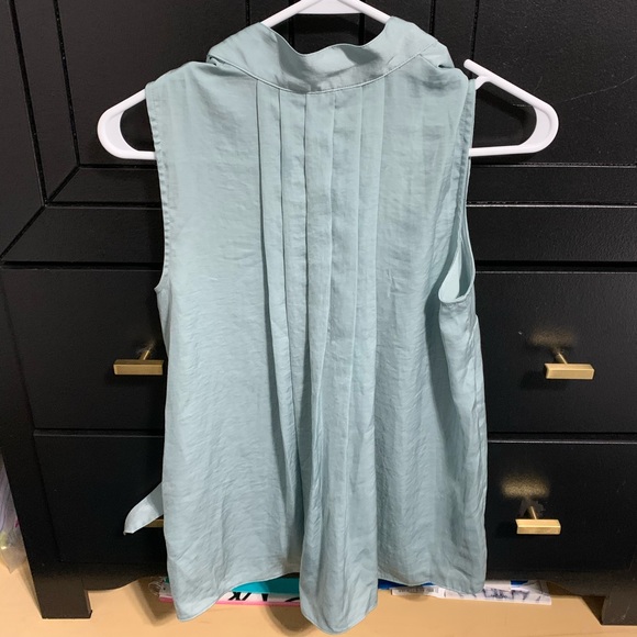 NWT! Banana Republic Sleeveless Tie-Collar Top - Picture 3 of 10